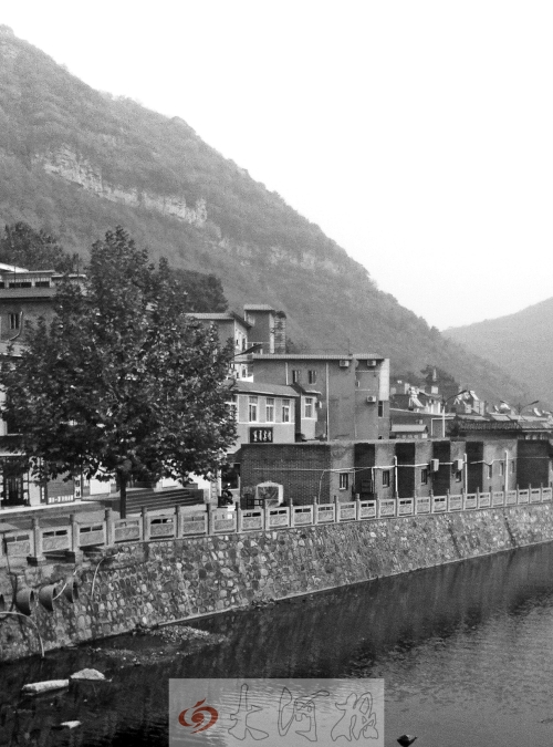 胡萬林此次涉嫌非法行醫(yī)選擇的地點(diǎn),就在這座山下的農(nóng)家賓館內(nèi) 胡萬林此次涉嫌非法行醫(yī)選擇的地點(diǎn),就在這座山下的農(nóng)家賓館內(nèi)