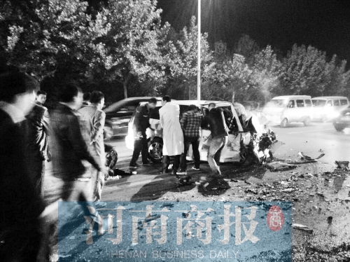 慘劇現(xiàn)場，眾人紛紛上前施救，有人拉住變形的車門，為傷者爭取救援時間