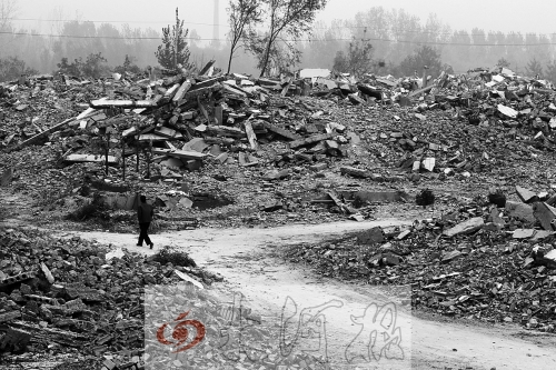 綠城街頭，海量的建筑垃圾令人觸目驚心。