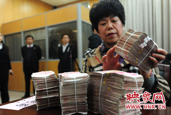 當天共發(fā)放執(zhí)行款4110萬元。其中，支票4018萬元，現(xiàn)金92萬元。