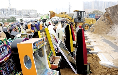 昨日16時，在鄭州市公安局治安支隊院內(nèi)，省會警方集中銷毀了“雷霆”行動中查獲的賭博機等涉賭物品