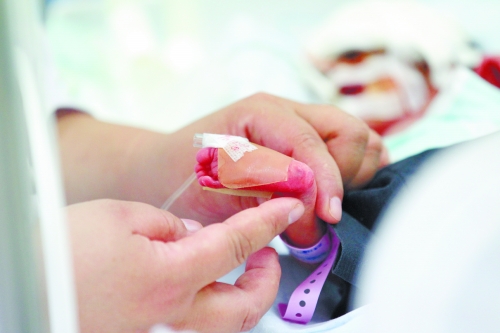 早產(chǎn)兩個月，孩子的生命之路更需要親人的陪伴。