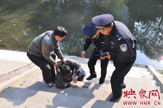 該男子滾入冰冷的金水河，嗆了幾口污水，連滾帶爬從水中出來(lái)，隨后被金水路派出所民警救上岸。