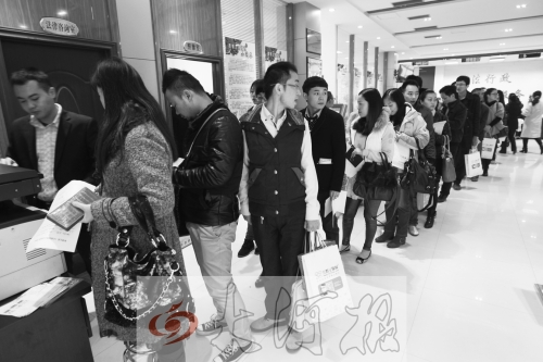 昨天,除復(fù)印材料處有新人排隊(duì)外,金水區(qū)民政局婚姻登記處大廳內(nèi)處未見(jiàn)新人排隊(duì)的火爆場(chǎng)景。