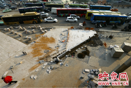 二七廣場(chǎng)站的施工人員正在對(duì)路面進(jìn)行還路工程