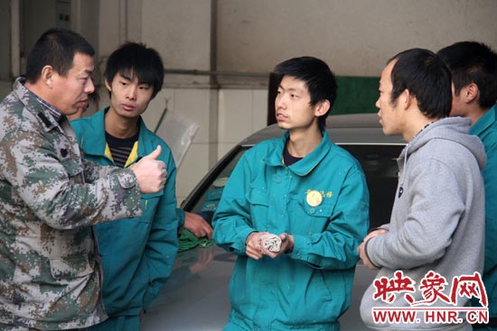 楊冠軍（左）在和兄弟們交流時，多數(shù)都是用手語