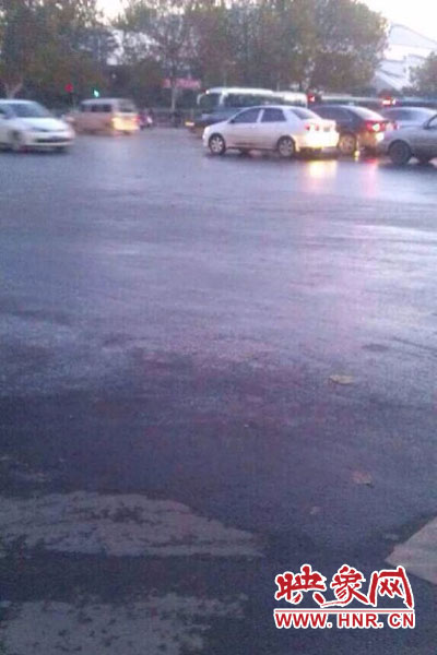 中原路與嵩山路交匯處路面因灑水結(jié)冰。（圖片來自網(wǎng)絡(luò)）