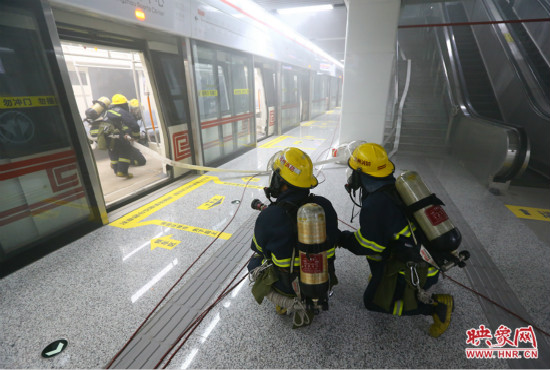 人員疏散完畢后，消防隊(duì)員開(kāi)始滅火