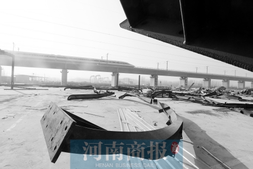 　鐵路兩側(cè)，不少建筑物已經(jīng)被拆除