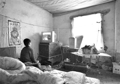 11月21日，武文英小兒子中午放學(xué)回家坐在床上看電視，母親進(jìn)看守所之后，小兒子變得沉默寡言。