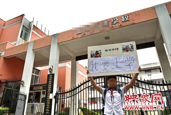 小聶對自己的母校感情很復雜。