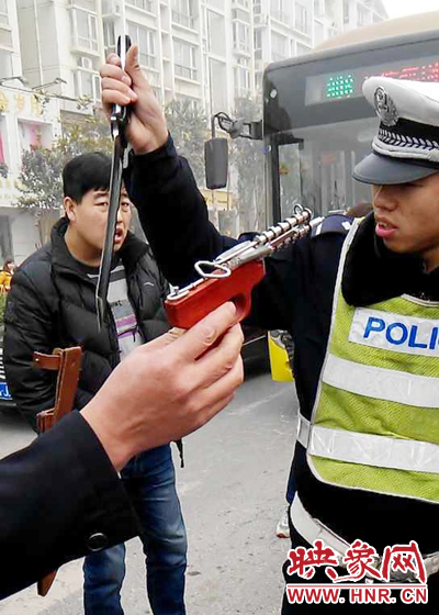 據(jù)當(dāng)事交警描述，男子自知車上有刀，在車輛被逼停后，車上的另一名男子試圖將刀具交給到達(dá)現(xiàn)場(chǎng)的同伴。