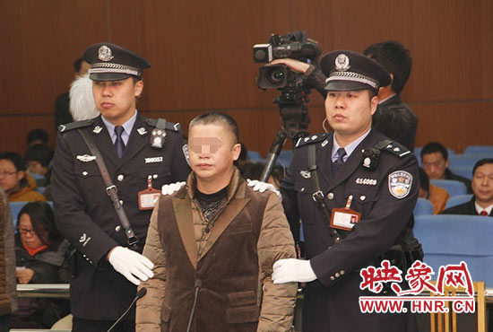 被告人被法警帶上法庭時(shí)，身上沒有戒具，也沒有剃光頭。（圖片來源于微博@豫法陽光）