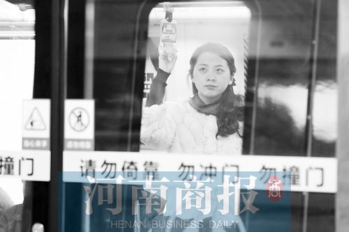 首個上班高峰，地鐵乘客以年輕的上班族為主