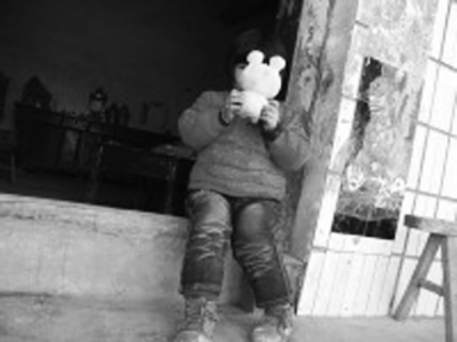 對自己的怪病，依依懵然無知。