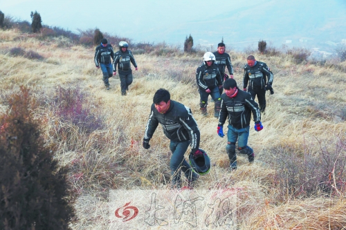 神鷹救援大隊的隊員正在徒步搜救 神鷹救援大隊的隊員正在徒步搜救