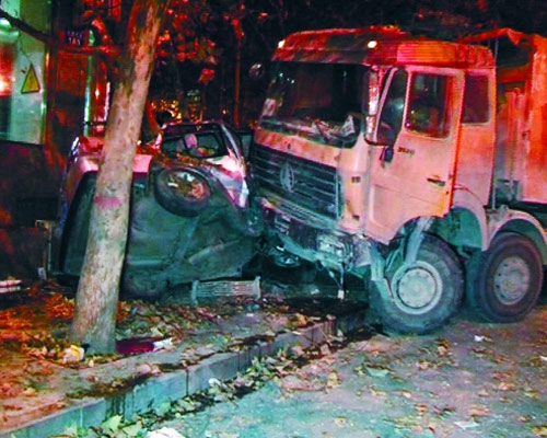 鄭州街頭瘋狂渣土車(chē)撞上轎車(chē)將其“擠”成1米多 鄭州街頭瘋狂渣土車(chē)撞上轎車(chē)將其“擠”成1米多