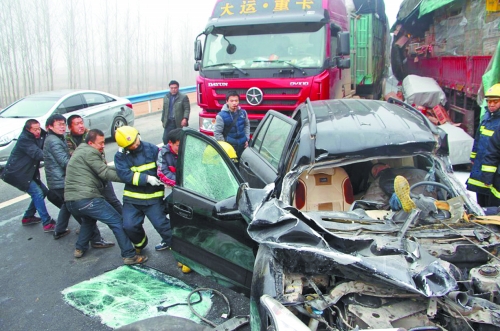 現(xiàn)場(chǎng)慘不忍睹，眾人合力施救。