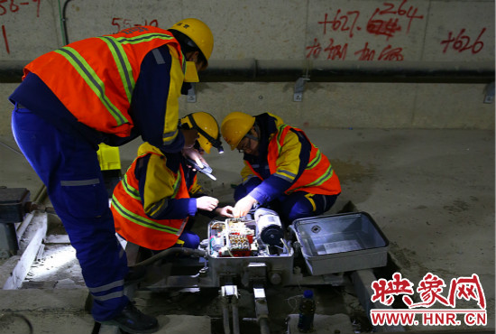 鄭州地鐵設備部各工種的同事們每晚在夜深人靜時的隧道里堅守著自己的崗位。