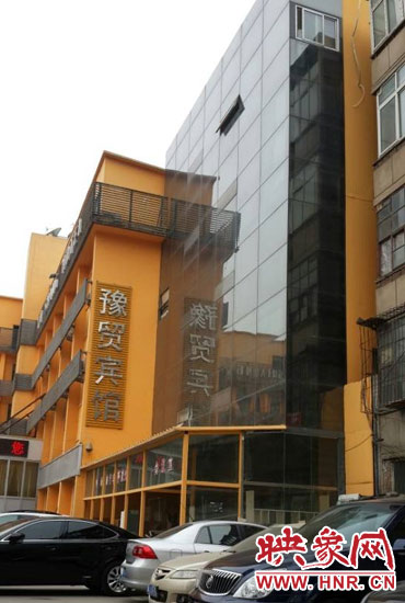 該酒店為加蓋樓層統(tǒng)一安裝上黑色玻璃，從前面看不出加蓋的痕跡