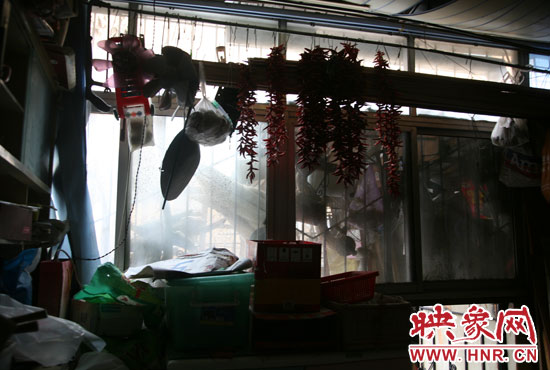 受影響的住戶將自己的窗戶遮擋起來(lái)，以防被加蓋樓層住戶看到自家