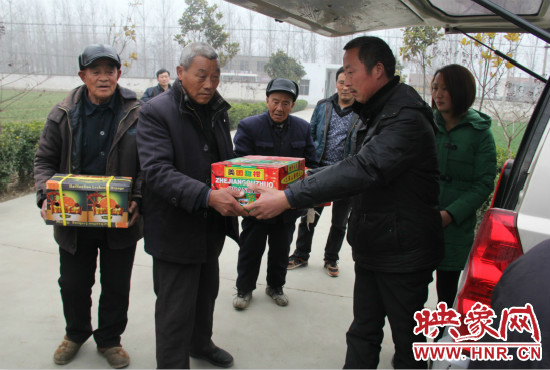 鄭春光的父親鄭慶兵和女兒鄭元元帶著他未完成的夢想來到了鄭集鄉(xiāng)敬老院，看望慰問居住在這里的五保老人。