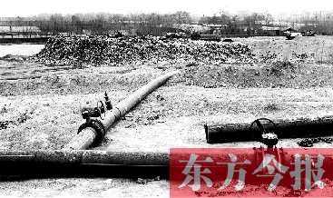 鄭州首座垃圾沼氣電廠并網(wǎng)發(fā)電，集氣管一端連接垃圾山深處，一端連接電廠集氣裝置