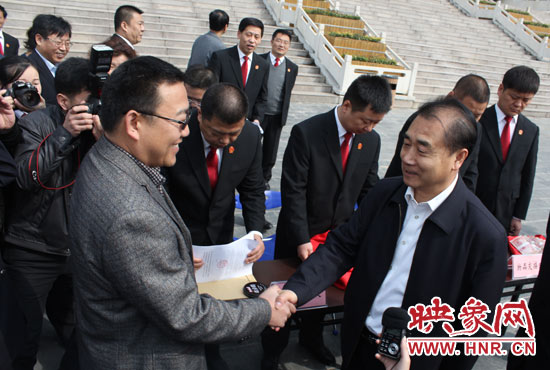 在新密市法院，省高院院長(zhǎng)張立勇為拍得轎車的陳先生發(fā)放車鑰匙。