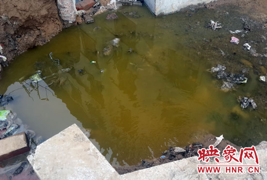 \路旁有一個水坑，污水不停在往外冒