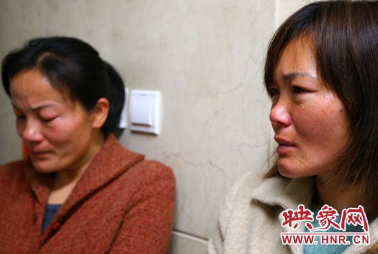 提及現(xiàn)狀，柴小快的女兒不住流淚。