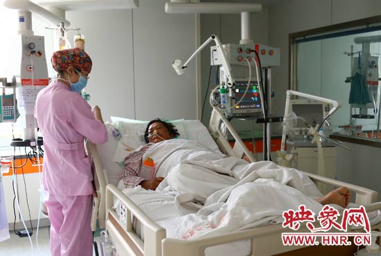 4月4日上午，仍舊躺在重癥監(jiān)護(hù)室里的柴小快正在接受治療。