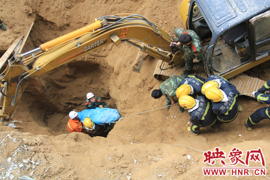 14點10分，經(jīng)過4個多小時的救援，消防官兵發(fā)現(xiàn)被埋男子，現(xiàn)在正從6米多深的塔吊塌方處抬出。