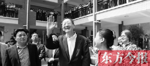 4月23日上午，崔琦偕夫人參觀寶豐一高