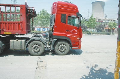 新鄉(xiāng)一不到兩公里省道被挖18條溝 國(guó)道"借"省道存隱患 新鄉(xiāng)一不到兩公里省道被挖18條溝 國(guó)道"借"省道存隱患