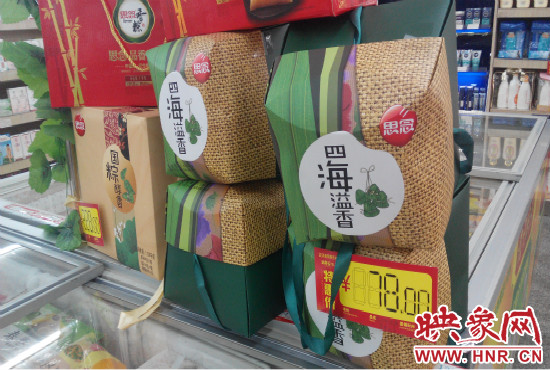 今年商場(chǎng)里的散裝、袋裝粽子多了，盒裝粽子的售價(jià)也更加親民。