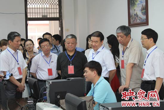 在評(píng)卷質(zhì)檢組,工作人員介紹說(shuō),今年有四級(jí)質(zhì)檢(即小組質(zhì)檢、題組質(zhì)檢、學(xué)科質(zhì)檢、省質(zhì)檢),確保嚴(yán)把質(zhì)量