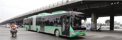 昨日上午，一輛B3快速公交測(cè)試車行駛在西三環(huán)的線路上。