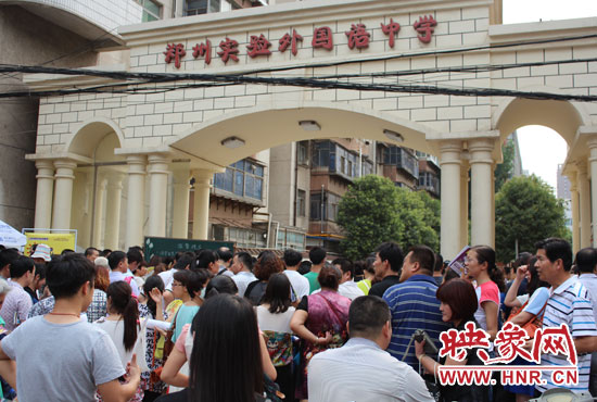 考試快結(jié)束時，陪考的家長涌入學(xué)校接孩子。