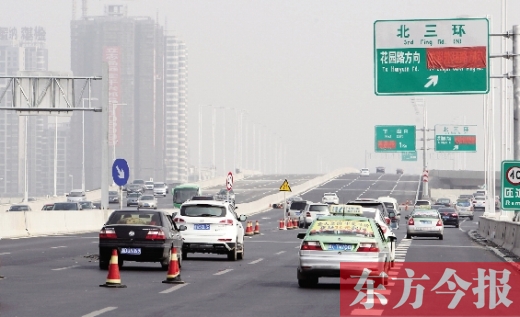 昨日，鄭州市北三環(huán)高架橋上，指向國(guó)基路方向的指示路牌還用紅布擋著