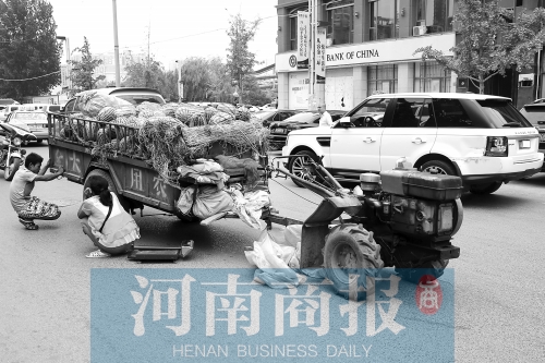 兩車相蹭后，小陳與妻子慌了神