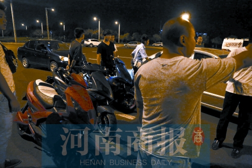 一小時(shí)內(nèi)，民警就扣了12輛摩托車、電動(dòng)車