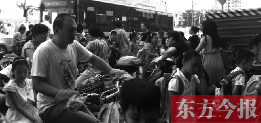 9月4日下午，文化路一小附近，大批陪讀家長接孩子。