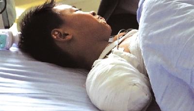 被黑熊咬掉右胳膊后，他忍著痛沒哭；術(shù)后躺在病床上，他沒哭。