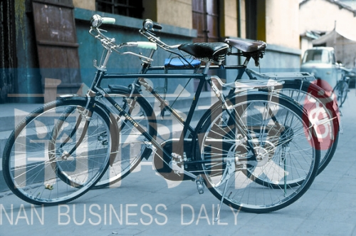 自行車是那時最時髦的交通工具，路邊清一色是“飛鴿牌”