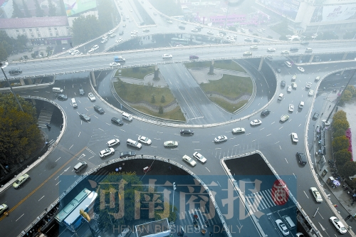 紫荊山立交橋，如今是許多人上下班的必經(jīng)之路