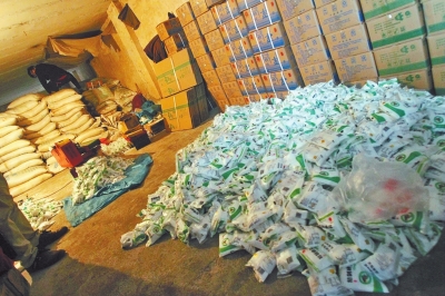 大袋的飼料添加劑氯化鈉經(jīng)過仿冒加工，就變成了小袋的食用碘鹽。