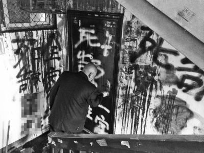 男子因鄰里糾紛凌晨上門噴漆堵鎖眼兒 被監(jiān)控拍下全程 男子因鄰里糾紛凌晨上門噴漆堵鎖眼兒 被監(jiān)控拍下全程