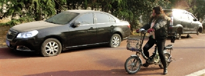 緊臨西三環(huán)一小區(qū)門口停的轎車，8輛車車胎被扎