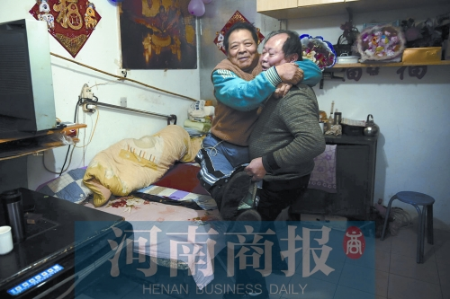 2015年1月15日，老鄰居抱起180斤重的高新海去坐三輪車，準(zhǔn)備出去轉(zhuǎn)轉(zhuǎn)