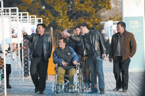 2009年9月15日，老鄰居們陪高新海游綠城廣場(chǎng) 井勇/供圖